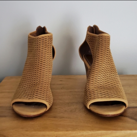 Donald J. Pliner Ankle Sanitized and Clean.  Next to New! Gorgeous Detailed Heel - Picture 2 of 6